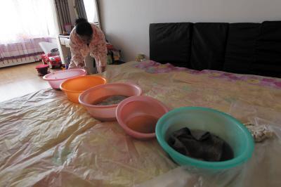 五原楼上漏水，住户失联，小区没物管，业主维权难！律师来支招……